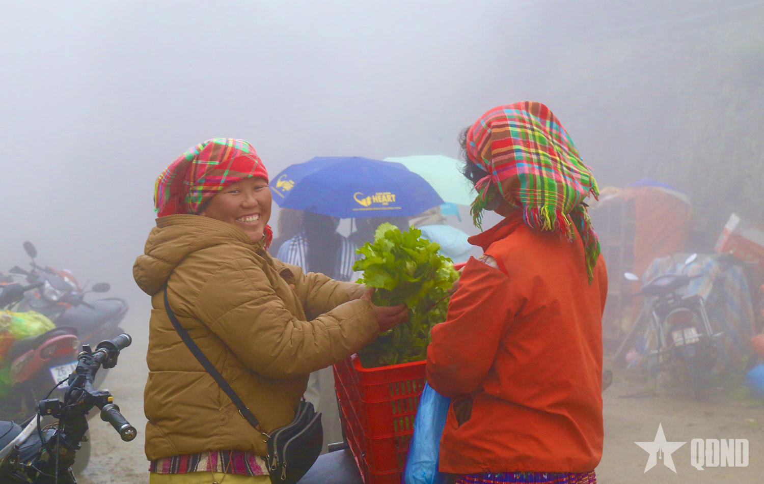Chiếc khăn đội đầu và câu chuyện văn hóa của người Mông ở Sơn La